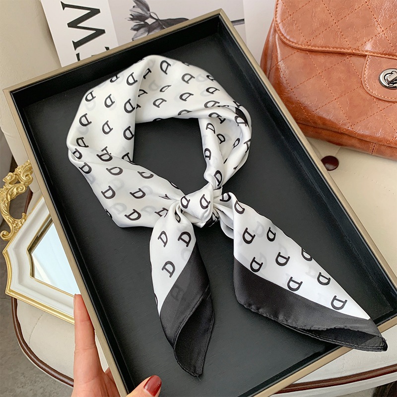 Versión coreana de todo fósforo primavera 2025 nueva moda 70 bufanda pequeña bufanda cuadrada mujer a juego camisa pequeña bufanda bufanda al por mayor