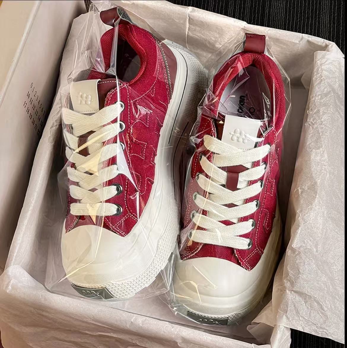 Red//Same style for men and women/Original label and original box