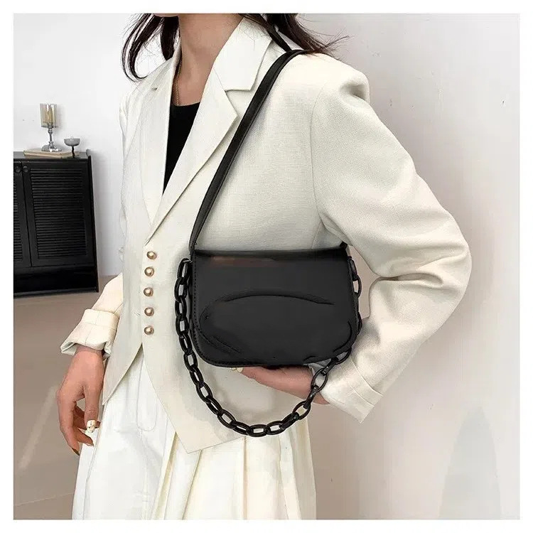 2024 nuevo bolso Dingdong de nicho de moda, bolso cuadrado pequeño negro, bolso de cuero suave, bolso de mujer de un solo hombro y axila de estilo occidental