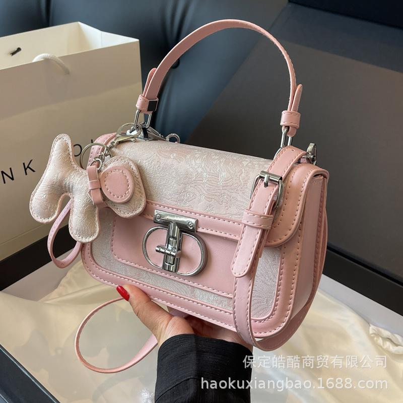 Bolsa de diseño de nicho 2023 nueva textura de moda bolso de las mujeres portátiles hombro de lona bordado popular crossbody pequeño bolso cuadrado