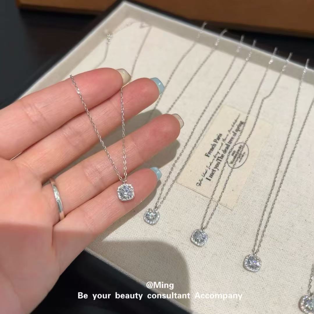 Casual and Exquisite Geometric Sugar Cube Non-Fading Titanium Steel Necklace Jewelry for Women, Accessible Luxury, High-End Elegant, Versatile Clavicle Chain