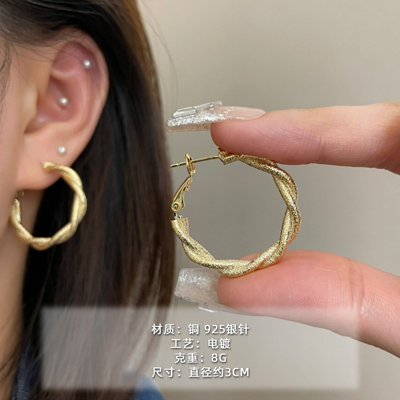 2025 nuevo estilo verano de moda anillo plateado círculo negro círculo fino temperamento europeo y americano aretes dorados de todo fósforo