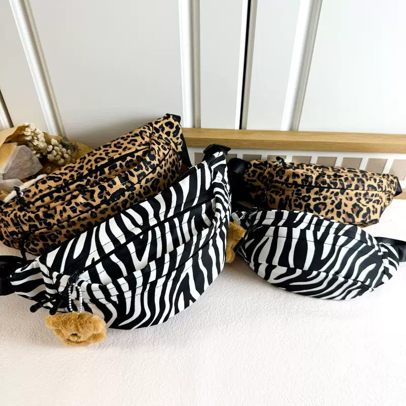 洋气2024新款带挂件儿童包豹纹男女童腰包韩版潮酷斑马纹帆布胸包