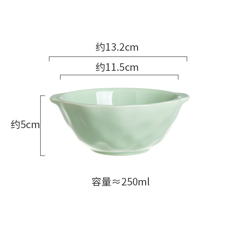 양손으로 짜낸 우유 녹색의 작은 그릇