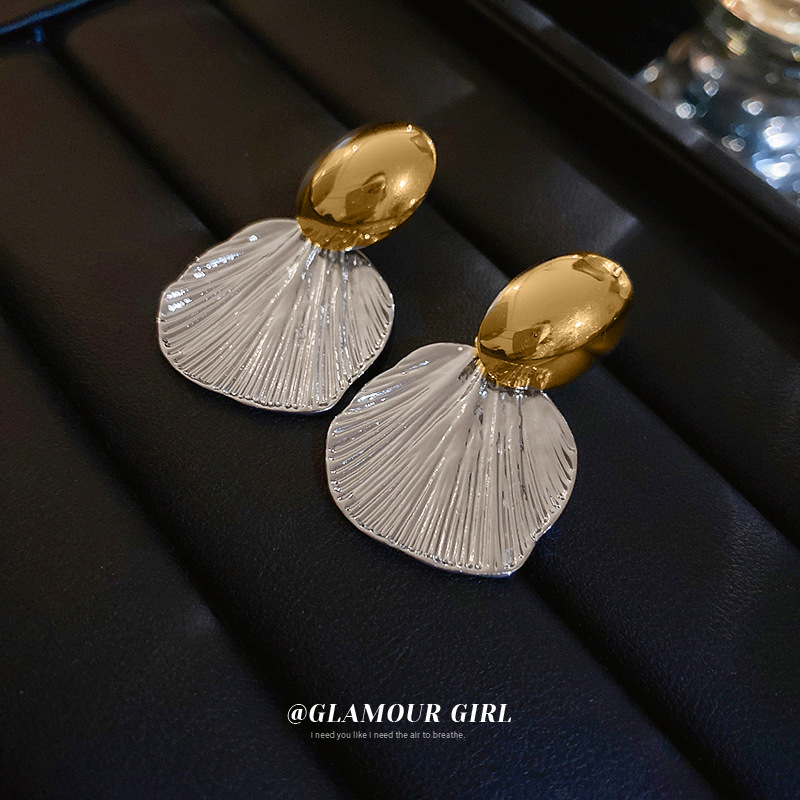 Oro genuino electrochapado aguja de plata oval metal pendientes francés simple elegante pendientes de moda Luz de lujo de alto grado pendientes para las mujeres