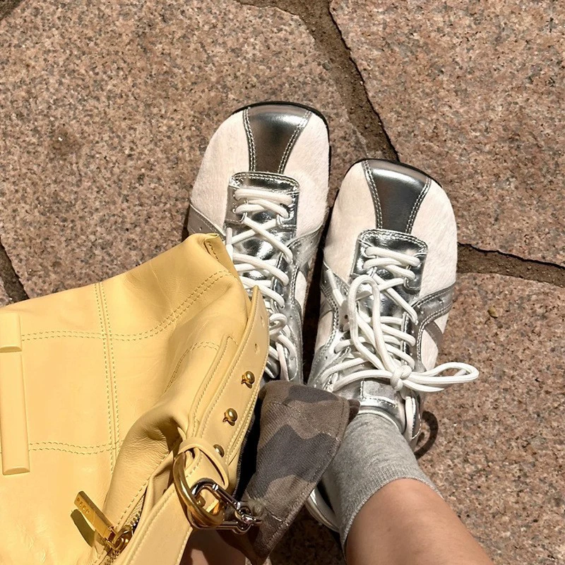 Можно разработать новую модель 2025 года для оптовой продажи неоформленных женских повседневных туфель из натуральной кожи на толстой подошве с внутренним увеличением, серебряного цвета, в стиле ретро.