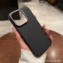 适用苹果16promax手机壳碳纤维纹拼接千鸟格子肤感iPhone15保护套