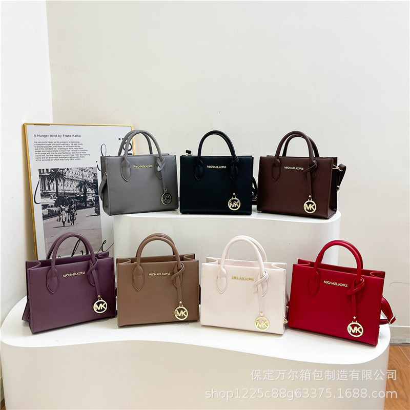 MK Lychee-patterned solid-color retro tote bag, exuding a sophisticated and luxurious style, versatile for various outfits, with a large capacity, and can be carried by hand, worn as a shoulder bag, or slung across the body MK Lychee-patterned solid-color retro tote bag, exuding a sophisticated and luxurious style, versatile for various outfits, with a large capacity, and can be carried by hand, worn as a shoulder bag, or slung across the body