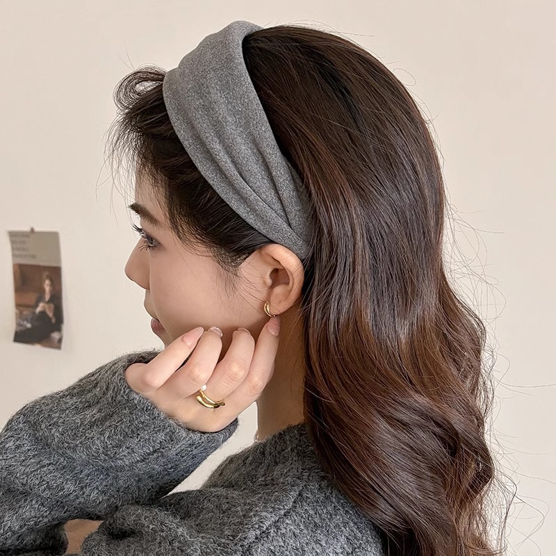 Diadema de gamuza de ala ancha retro gris para mujer 2025 nuevo estilo de gama alta otoño e invierno cabello de presión superior del cráneo alto para lavarse la cara diadema