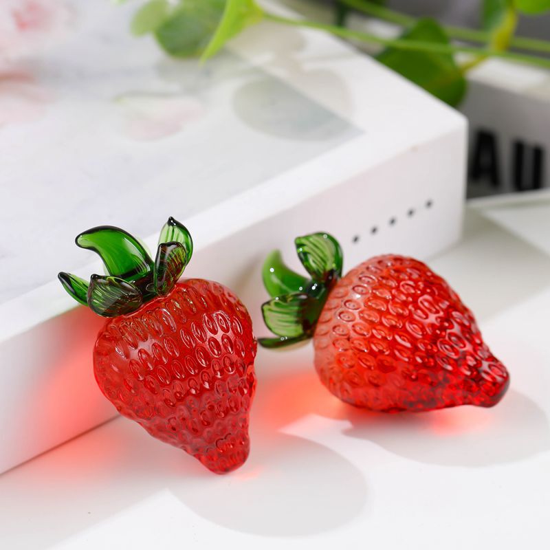 A large number of wholesale crystal simulation fruit crystal strawberry ornaments housewarming gift glass strawberry wholesale