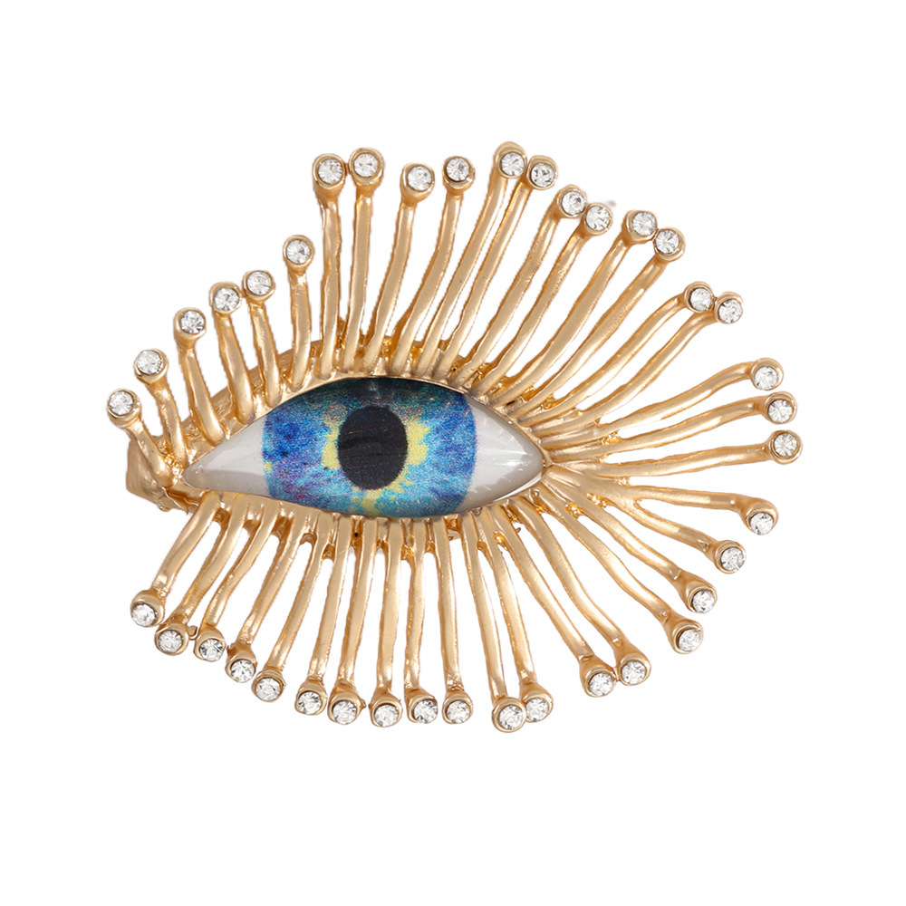 Broche vintage luxueuse et élégante haut de gamme, ornée de longs cils et d'un regard démoniaque, mettant en valeur une personnalité unique et exacerbée._voghion.com