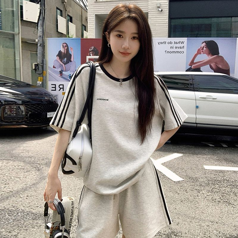 여름 여학생을위한 세 줄무늬 캐주얼 운동복 정장 느슨한 한국 패션 반팔 반바지 러닝 투피스 트렌디 세트