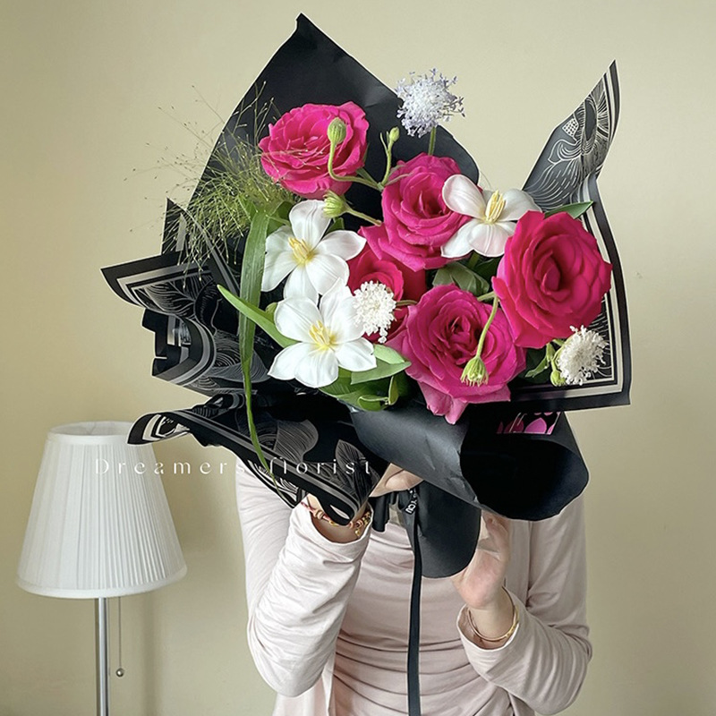 Película de gelatina de Mulan al por mayor Papel de embalaje de flores impermeable Ramo de flores Material de embalaje de regalo Papel Florería Papel de flores