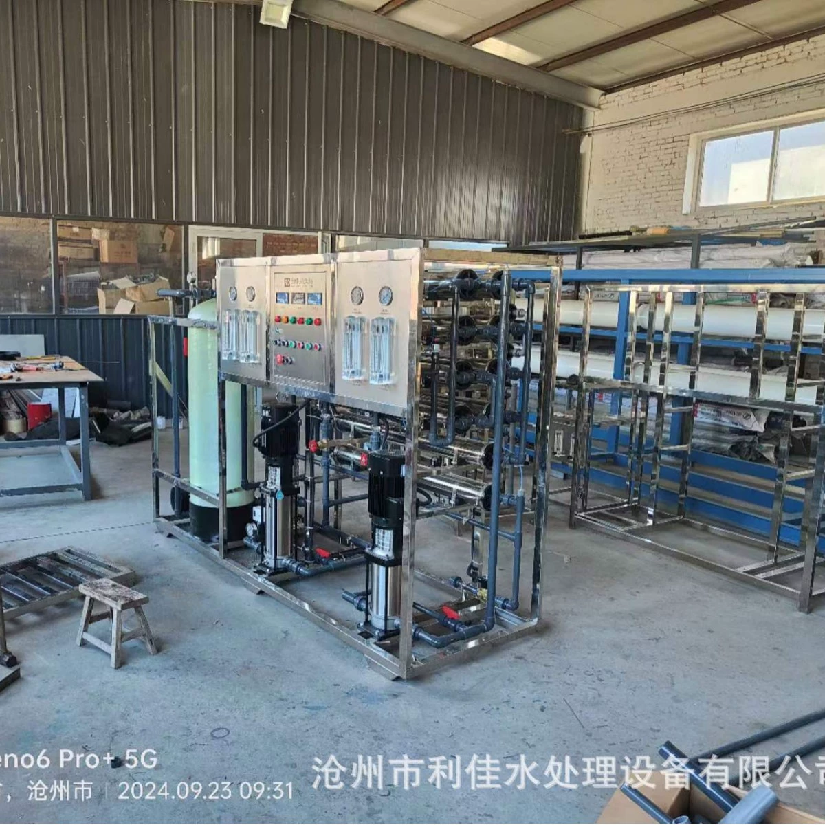 Крупное оборудование для обратного осмоса RO, промышленная установка для получения деионизированной воды, оборудование для производства бутилированной чистой питьевой воды на заводе