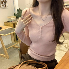 欧品vネックの中には痩せていて、底のニットの女性服を着ています。