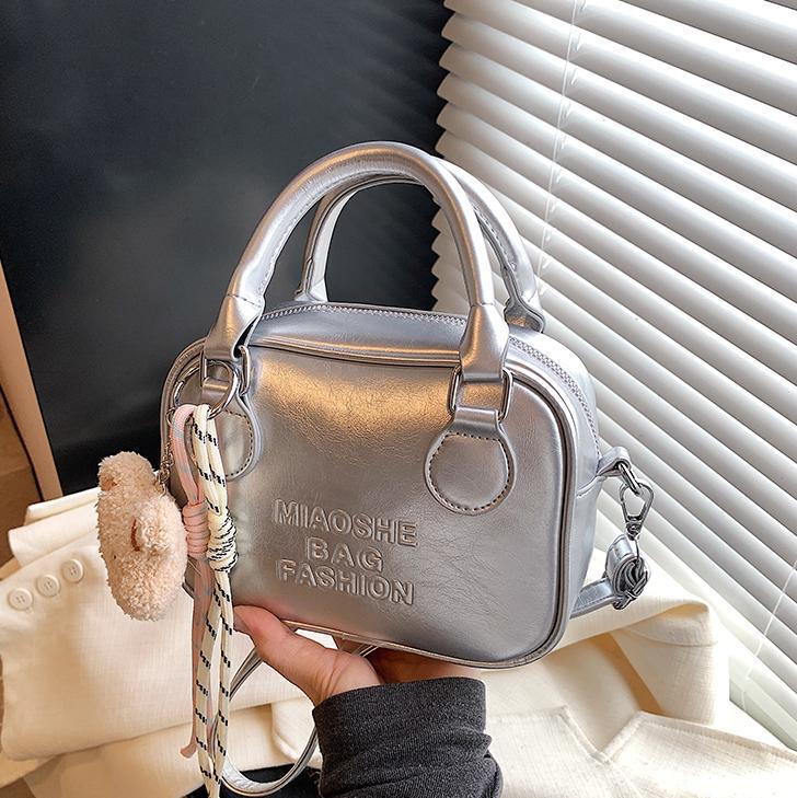 Tendencia nicho bolso de bolos de mano para mujeres 2025 nuevo estilo extranjero bolso de hombro universal bolso de moda de alta calidad