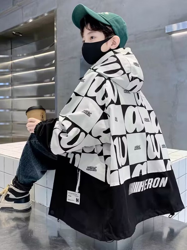男の子の春秋服のコート2025の新型の中で子供の男の子のカジュアルな上着の春の格好いい帽子の屋外のウインドブレーカー|undefined