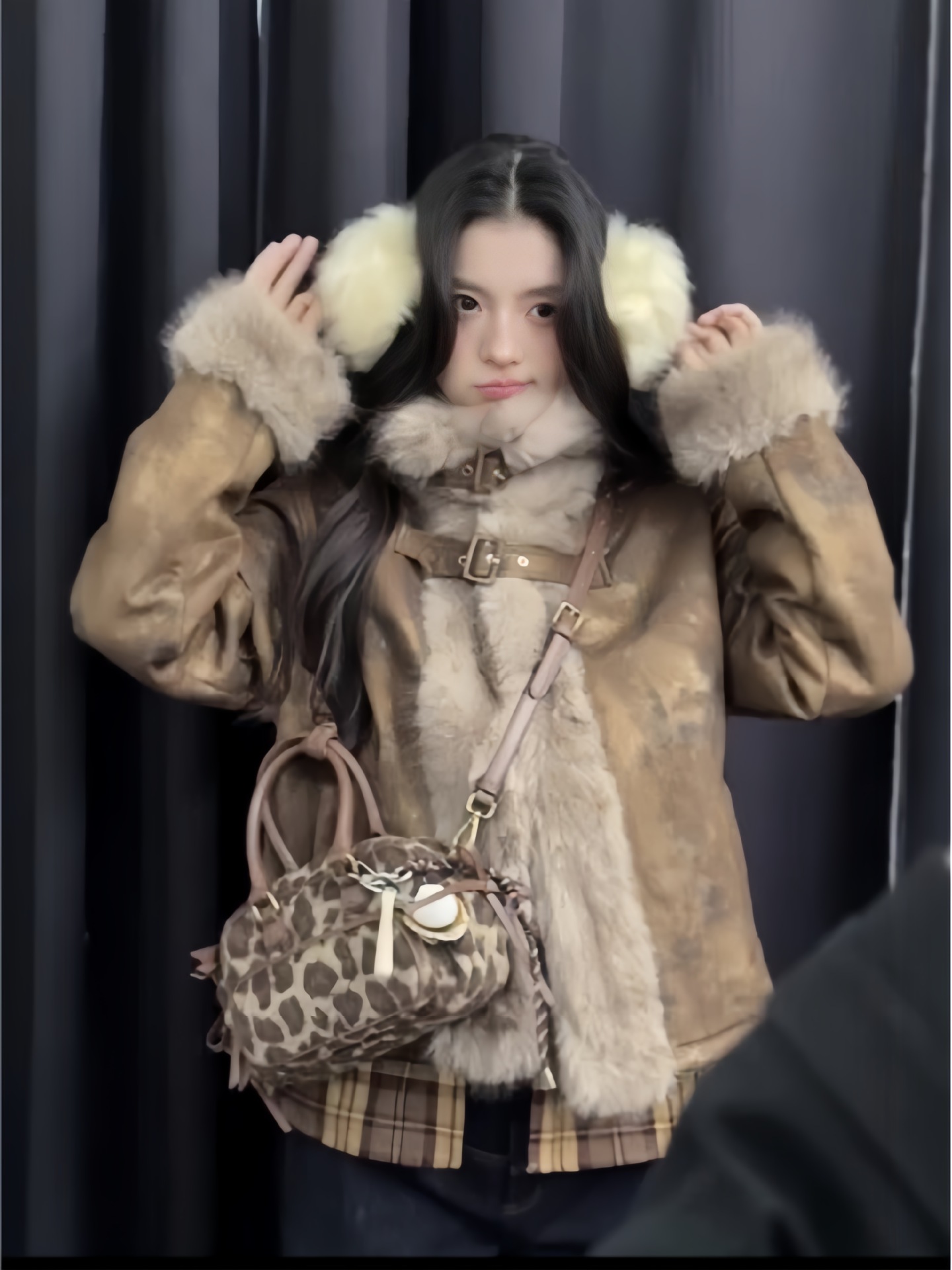 メイラードファー一体型コート レディース 冬 2025 ネットで話題のファッショナブルなショート丈 ラペル付き 小柄な方向けファー