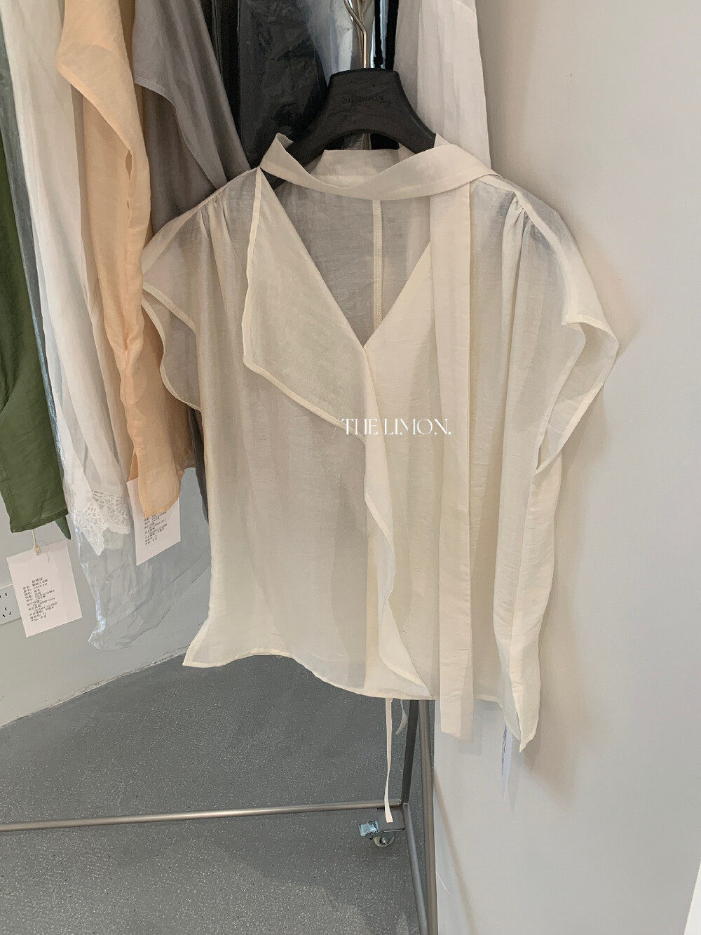 Áo sơ mi nữ linen cổ V tay dài phối dây rua, thiết kế thanh lịch mùa hè 2026 — Bột cam, xanh lá cây, màu xám, màu mơ chi tiết 23
