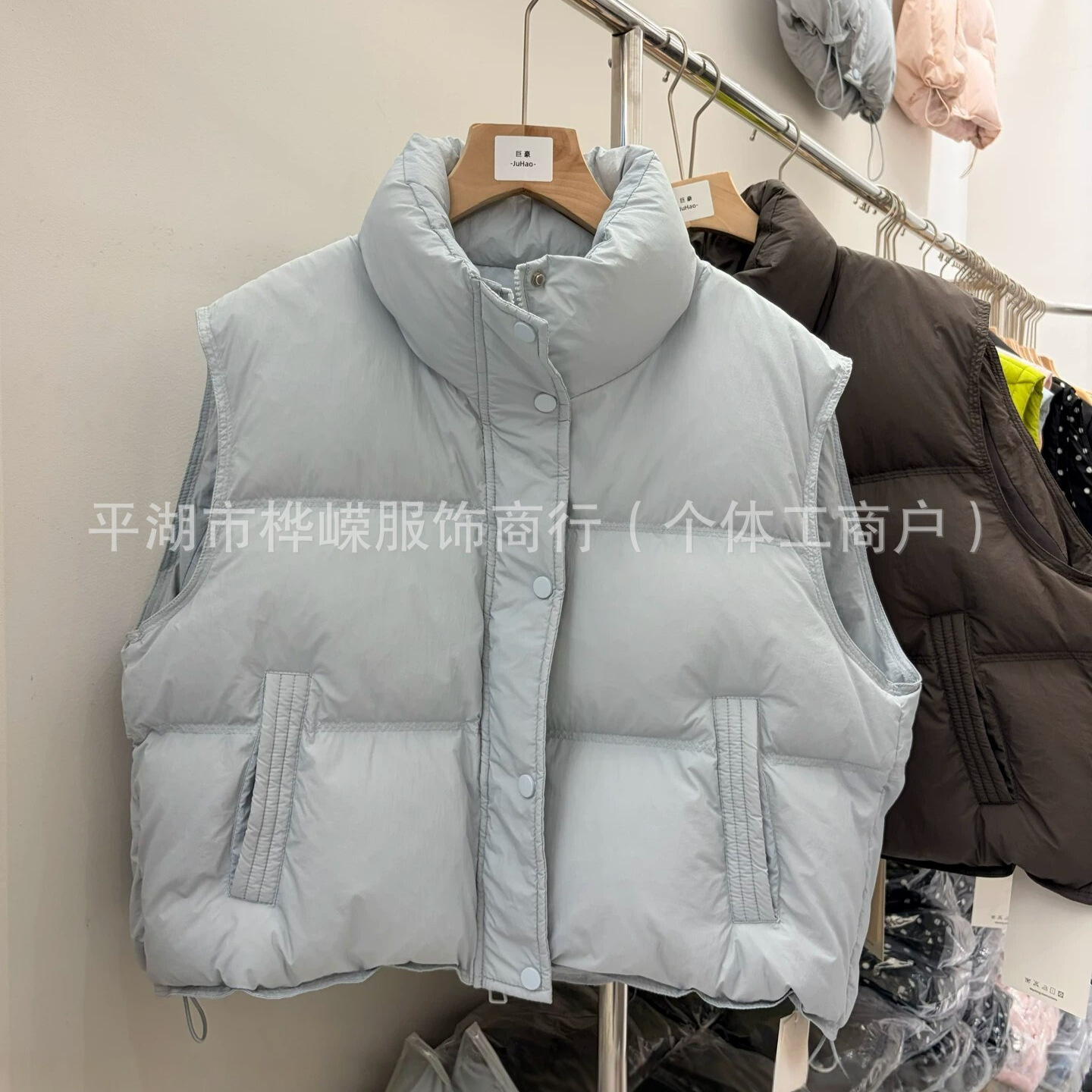 2026 new white duck down vest, women's short style, stand-up collar, sleeveless, loose-fitting, warm, and can be worn as an outer layer