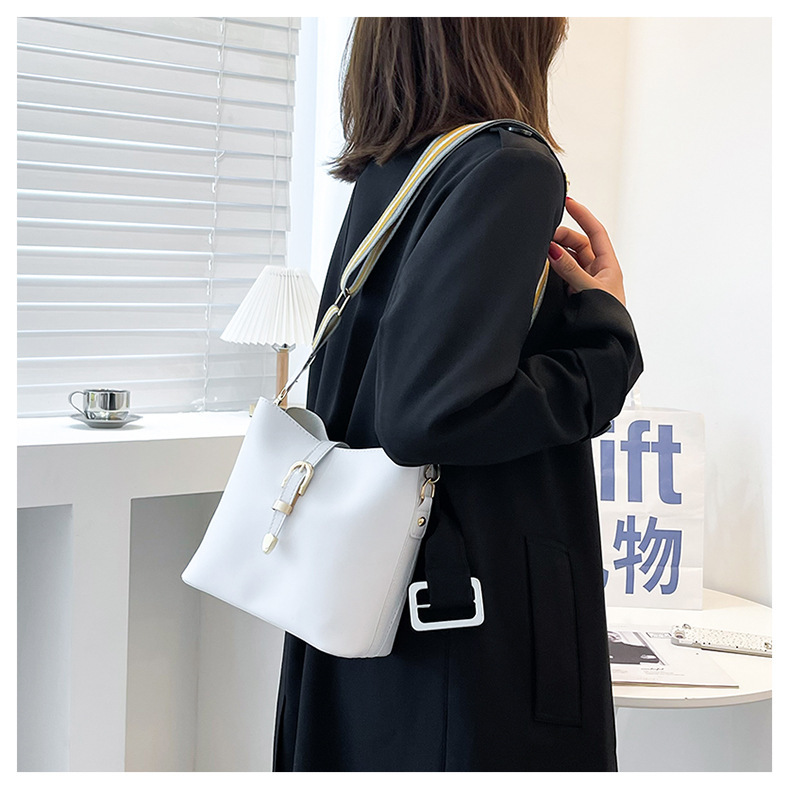 New Fashion Wide Shoulder Strap High Capacity Messenger Bag Bucket Bag display picture 17