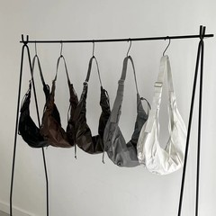 慵懒风褶皱月牙饺子流浪包2025新款休闲单肩包女轻便大容量斜挎包