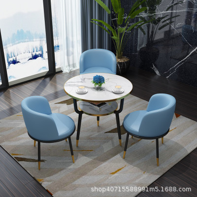 하늘색 가죽 의자 3개와 테이블 1개