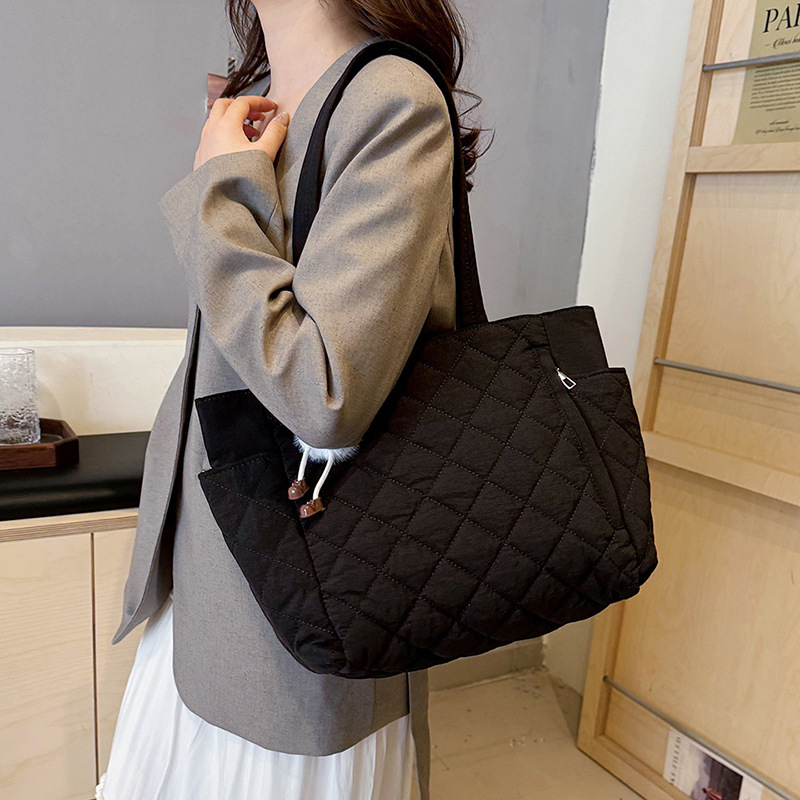 Women's Quilted Shoulder Bag Large Capacity Commuter Tote_voghion.com