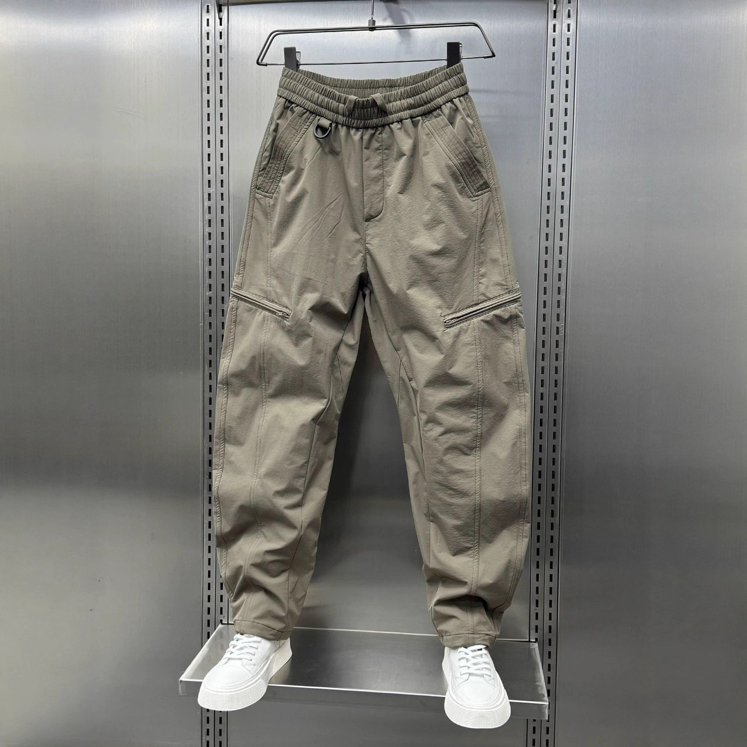 Latzhose mit Reißverschluss im Scimitar-Stil für Herren (Herbst/Winter 2026) – Amerikanische, lockere, gerade geschnittene Harlan-Hose – Vielseitige Freizeithose für Outdoor-Aktivitäten_voghion.com
