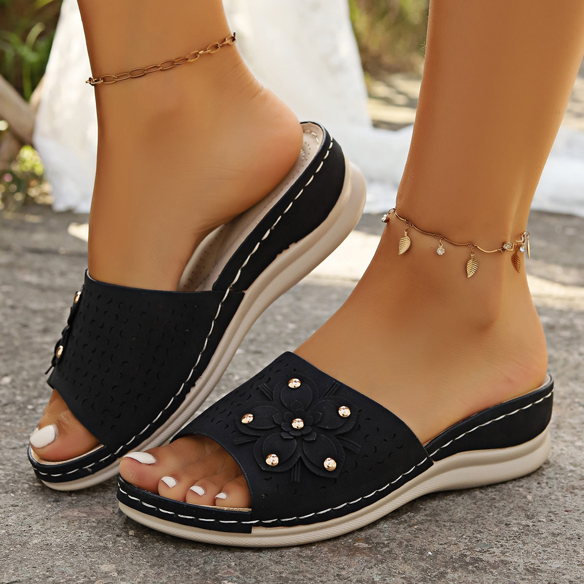Nuevo estilo de comercio exterior, pantuflas de gran tamaño, tablero multicolor, flores transfronterizas, cuña, punta redonda, sandalias de mujer de playa informal, zapatillas
