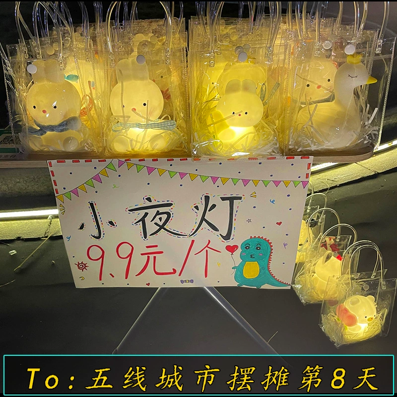 Популярные товары на новогодних ярмарках: мелкие товары, игры с кольцами для метания в парке, светящиеся игрушки, подарки для уличных торговцев, новогодние хиты продаж.