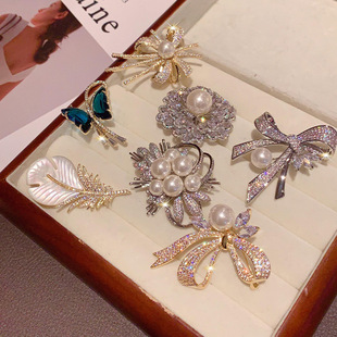 New luxury pneumatic brooch exquisite flash diamond pearl corsage niche high-end design sense pin temperament accessories