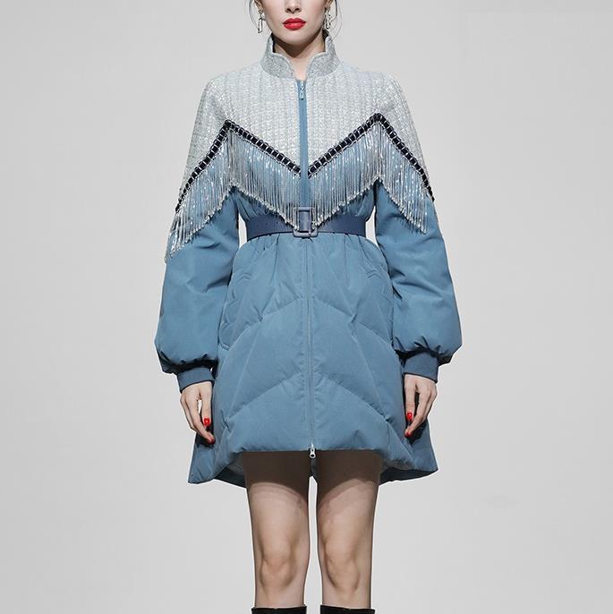 冬の婦人服の新型は色にぶつかって腰の中の中の長いタイプの白鴨の羽毛ジャケットの青い厚いパンの服のコートを収めます。