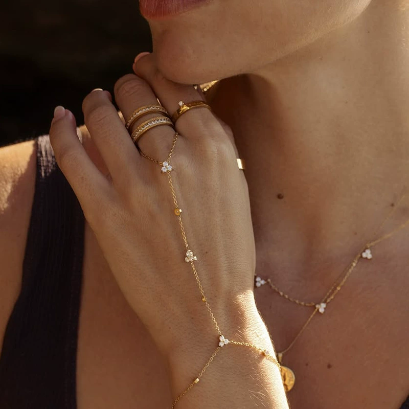 Модный браслет без пальцев для трансграничной внешней торговли с простым модным цветочным дизайном со стразами, универсальный аксессуар для пригородных поездок, браслет