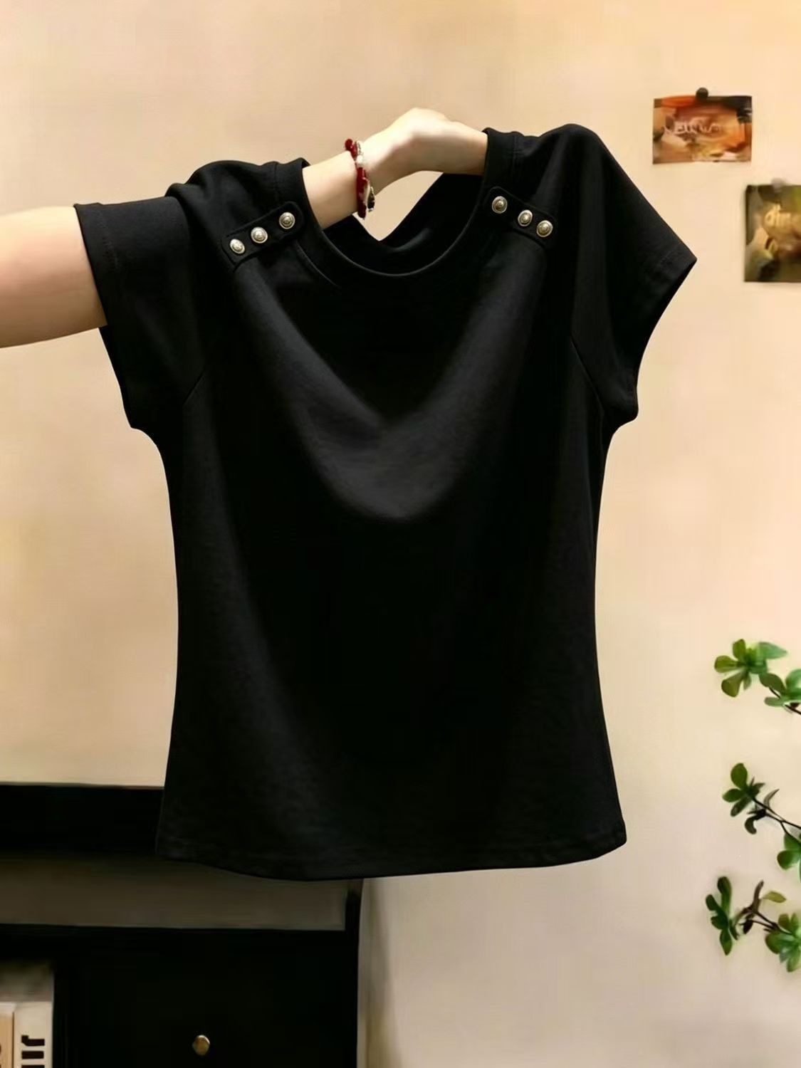 Áo thun nữ cổ tròn tay ngắn phối màu chất liệu cotton 92% form rộng che khuyết điểm — Thiết kế trang trí nút áo màu đen (92% cotton không đóng bóng), Thiết kế trang trí nút áo trắng (92% cotton không đóng bóng) chi tiết 6