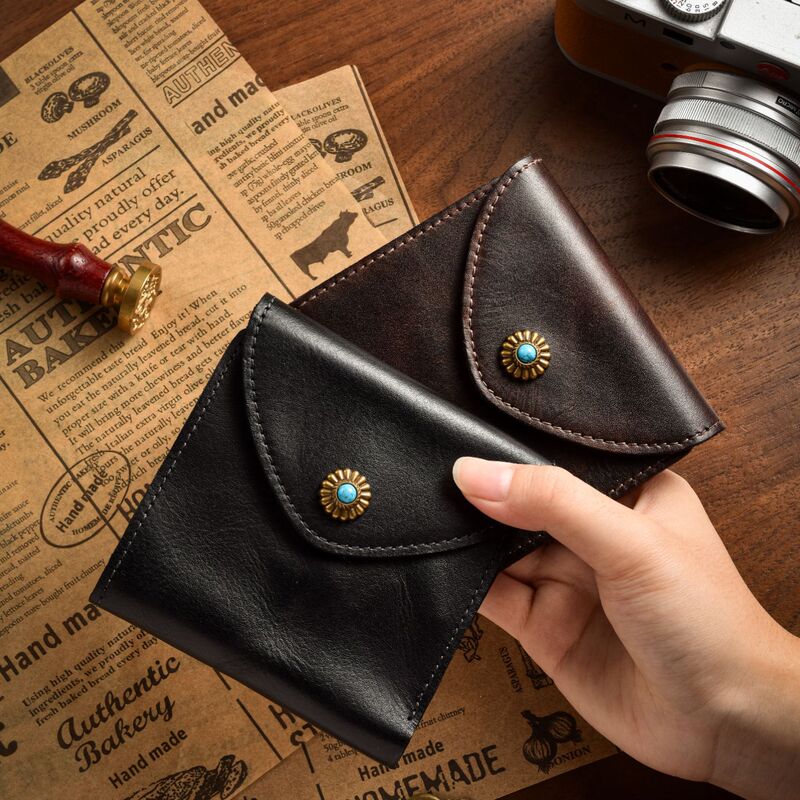 Vintage top-grain leather short wallet with artistic turquoise buckle, portable coin purse, card holder, driver's license leather case wholesale