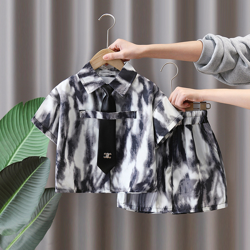 7156 Ropa para niños Traje de estilo universitario para niños Niños 2025 Nuevo verano Camisa coreana Pantalones cortos de manga corta Conjunto de dos piezas