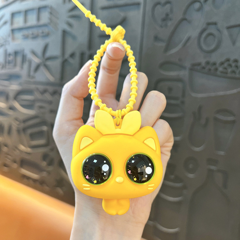 クリエイティブかわいい爆発目ガールピンチキーホルダー楽しい減圧バッグペンダント学生おもちゃキャッチャーギフト|undefined