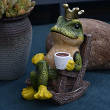 可爱皇冠青蛙摆件喝咖啡动物树脂工艺品户外花园阳台禅意礼品装饰