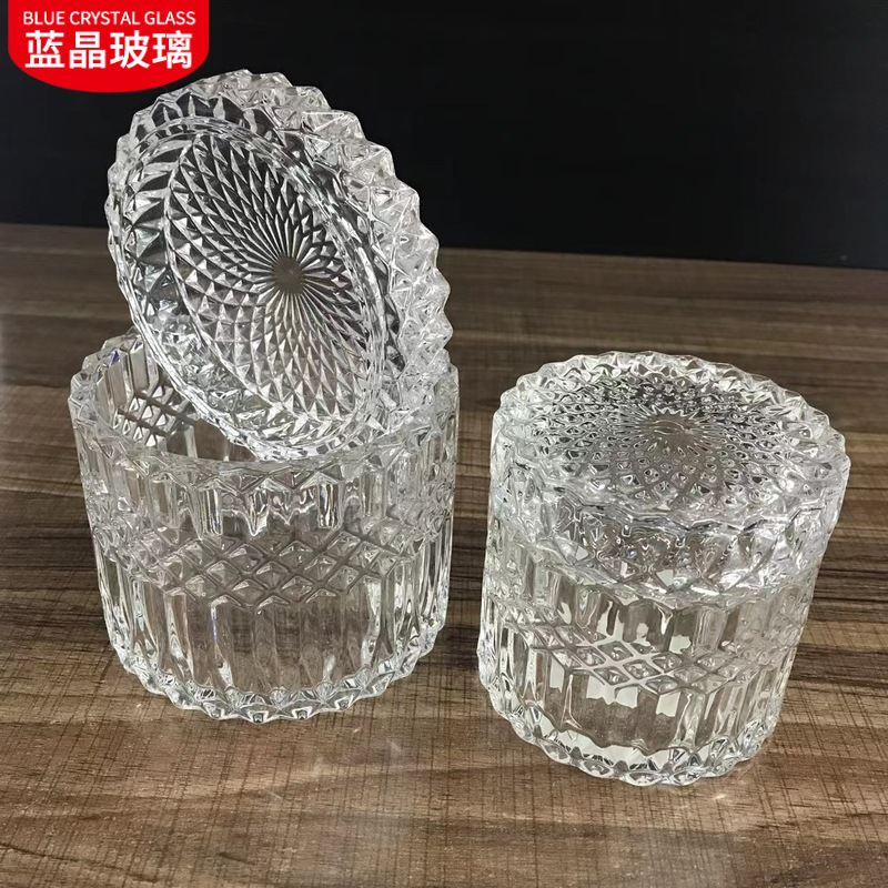 En stock suministro de embalaje independiente de vidrio transparente candelabro tarro de caramelo en relieve patrón cubierta de vidrio taza de vela