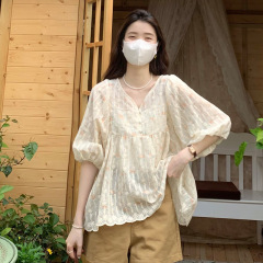 フランスの甘いvネックの花のシャツの女性2025夏の新型の洋気のゆったりしている泡の袖の中の袖の上着