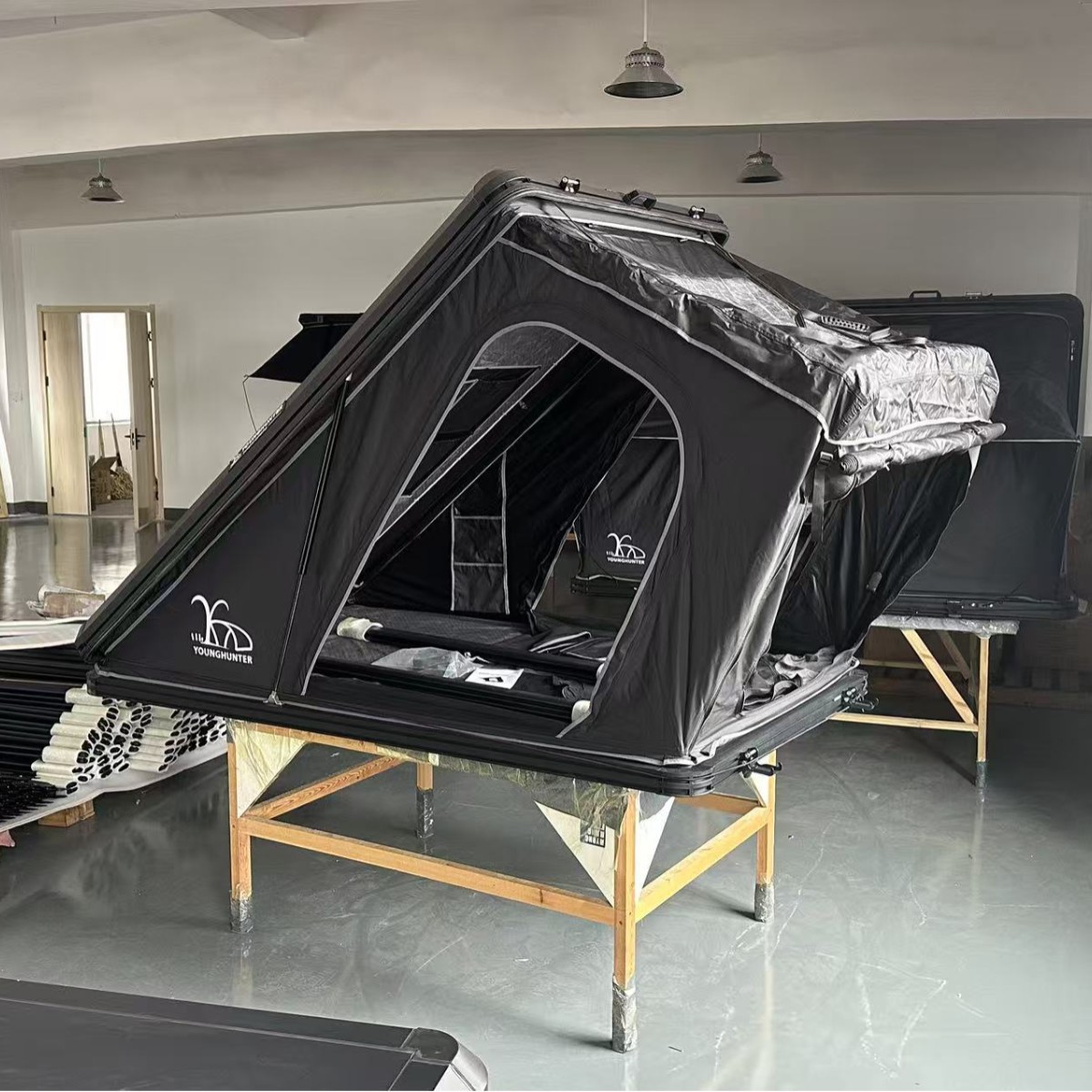 Fuente de fábrica al aire libre camping techo triangular extensión al aire libre SUV concha dura al aire libre universal a prueba de lluvia y protección solar auto