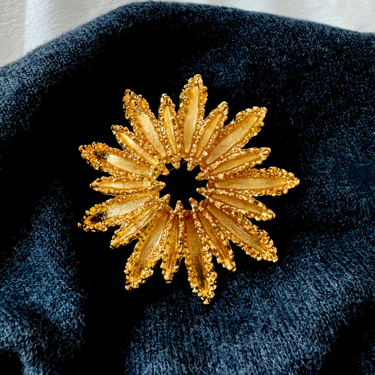 Medieval Style Sunflower Brooch for Women, Exquisite Creative Cut Out Fireworks Pin, Niche High-End Suit Accessories Corsage