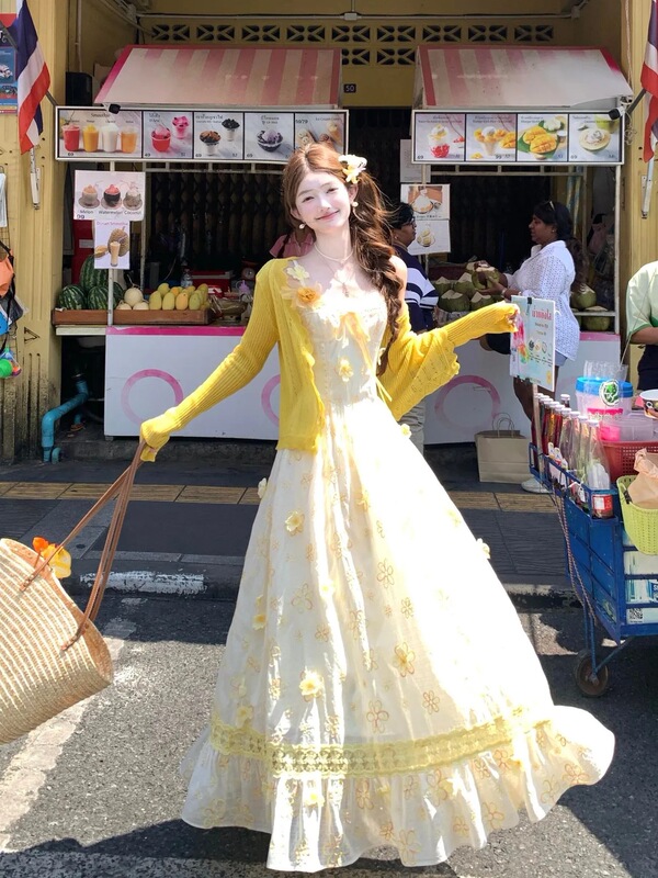 【Butter Daisy】Atmospheric holiday-style yellow lace strap floral dress + thin yellow cardigan