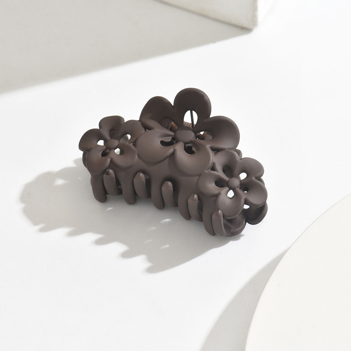 Flores de ciruela, clip de cabello medio, clip de cabello esmerilado negro, tres flores detrás de la cabeza, clip de cabello 5.5CM