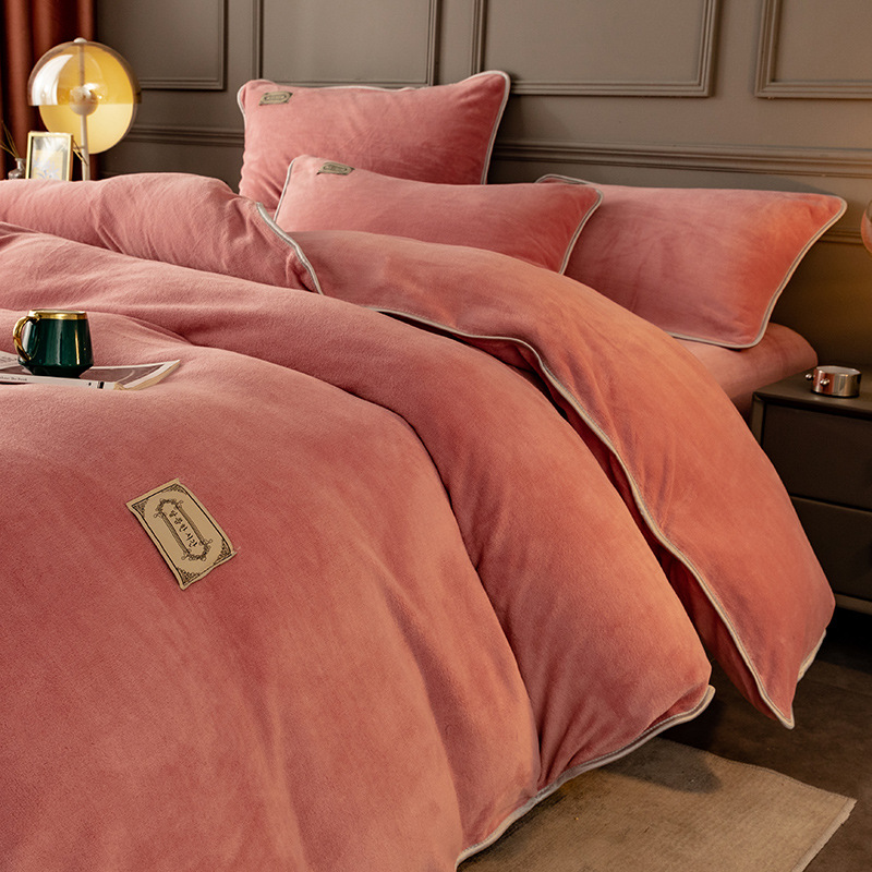 Alta sensación de cama de terciopelo de leche cuatro piezas con sábanas de terciopelo de coral de brida en otoño y invierno con un conjunto de terciopelo de tres piezas