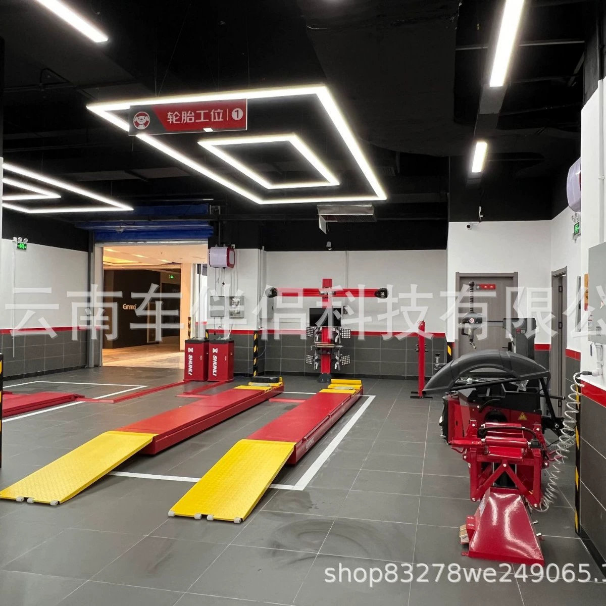 Юньнаньский автомобильный компаньон предоставляет услуги по планированию выставочных залов для автосервисов.