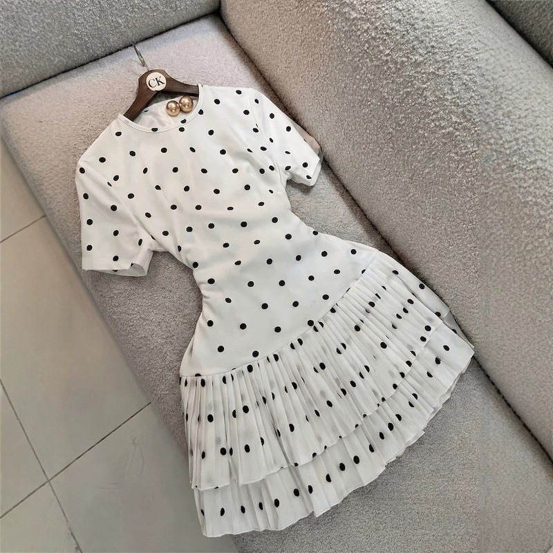 French-style vintage polka dot waist-cinching dress with short sleeves, round neck, and a double-layered pleated skirt that accentuates a slim figure and exudes elegance French-style vintage polka dot waist-cinching dress with short sleeves, round neck, and a double-layered pleated skirt that accentuates a slim figure and exudes elegance
