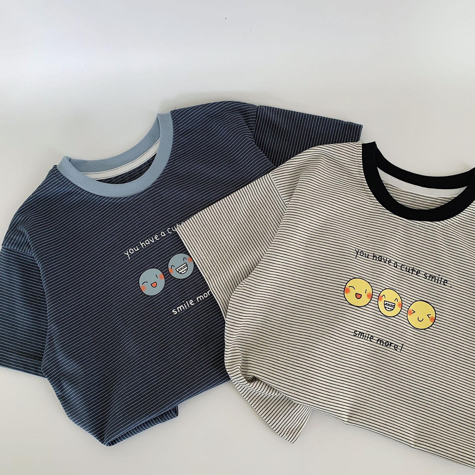 Camiseta de manga corta para niños Maibao 2025 verano nuevo estilo niños coreanos a rayas dibujos animados sonriente jersey al por mayor a