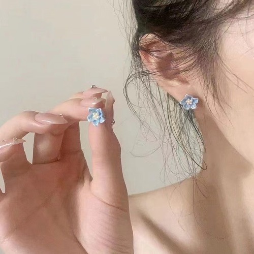 Stylish blue camellia earring, elegant and sweet, niche design, high-end sense, resin exquisite versatile earrings